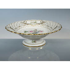 Schale auf Fu&szlig; durchbrochen, Wei&szlig;e Rose, vielbl&auml;ttrig, purpur Kern, bunt, Goldrand, Goldstaffage, H 7 cm