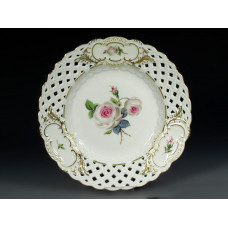 Teller, durchbr., Weiße Rose, vielblättrig, purpur Kern, Schilderornamente goldstaff., ø 21 cm