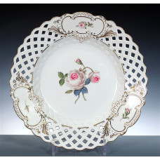 Teller, durchbr., Weiße Rose, vielblättrig, purpur Kern, Schilderornamente goldstaff., ø 29 cm