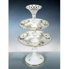 Etagere,durchbr.  mit Vase, Weiße Rose, vielblättrig, purpur Kern, Schilderornamente goldstaff., H 49 cm