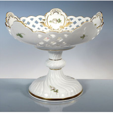 Schale auf Fu&szlig; durchbrochen, Wei&szlig;e Rose, vielbl&auml;ttrig, purpur Kern, Schilderornamente goldstaff., H 17 cm