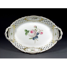 Korb, durchbr.  mit 2 Henkel, Weiße Rose, vielblättrig, purpur Kern, Schilderornamente goldstaff., L 25 cm