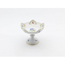 Schale auf Fu&szlig; durchbrochen, Blume 2 mitte, bunt, Schilderornamente goldstaffiert, Goldrand, H 17 cm