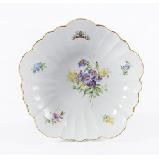 Beilageschale flügelförmig, Blume naturalistisch, bunt, mit Schmetterling, Goldrand, 20 cm