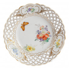 Teller, durchbr., Blume naturalistisch, bunt, mit Schmetterling, Goldrand und Staffage, ø 15 cm