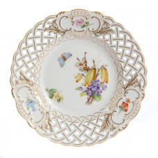 Teller, durchbr., Blume naturalistisch, bunt, mit Schmetterling, Goldrand und Staffage, ø 19 cm
