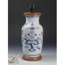 Lampe m.M. (o.M. 50321), Zwiebelmuster, kobaltblau, weißer Rand, H 30 cm