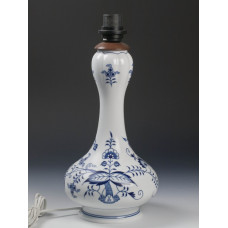Lampe m.M. (o.M. 50322), Zwiebelmuster, kobaltblau, weißer Rand, H 31 cm