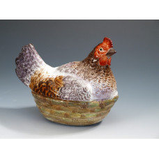 Henne als Dose, Bunt staffiert