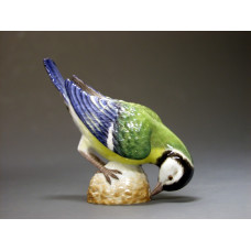 Kohlmeise auf Nuss, Bunt staffiert, H 9 cm