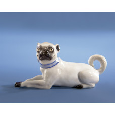 Mops, liegend n. links o. Sch., Bunt staffiert Mops, liegend n. links o. Sch., Bunt staffiert