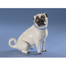 Mops,sitzend rechts,o.Schell., Bunt staffiert Mops,sitzend rechts,o.Schell., Bunt staffiert