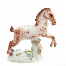 Pferd a. Postament, Bunt staffiert